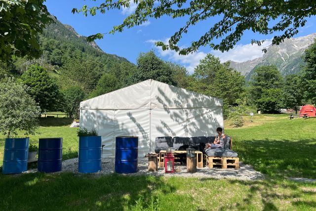 Tenda comunitaria con posti a sedere