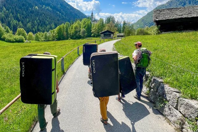 Scalatori verso i massi con crash pad