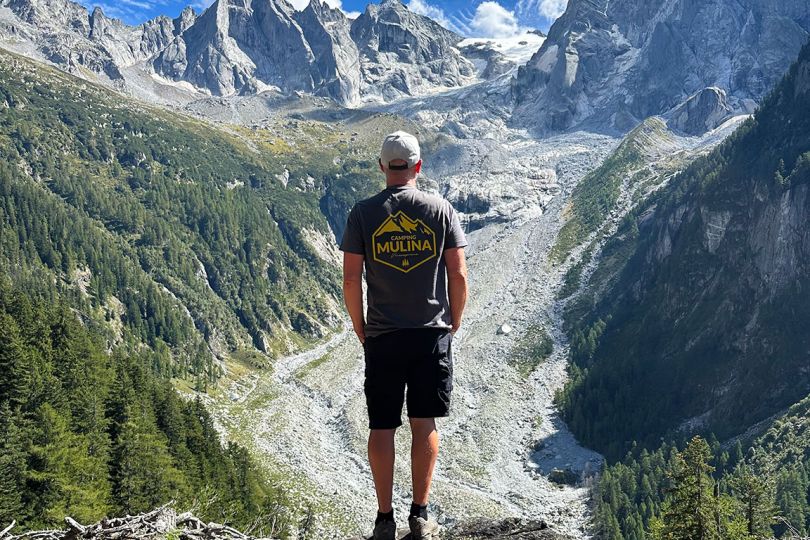 Benny davanti al panorama montano